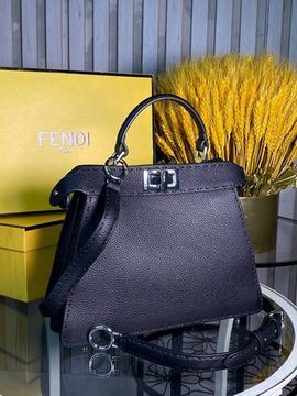 Сумка чёрная от Fendi Peekaboo BP5-878908