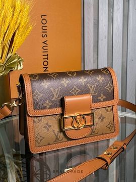 Сумка коричневая с бежевой панелью и карамельной отделкой от Louis Vuitton Dauphine Mini BP5-281210