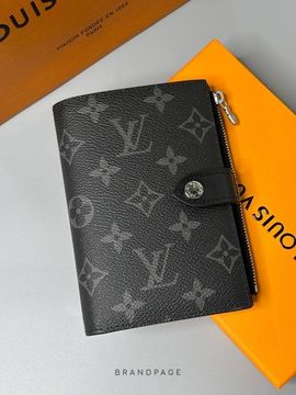 Обложка для паспорта чёрная с серыми монограммами от Louis Vuitton BP5-546261