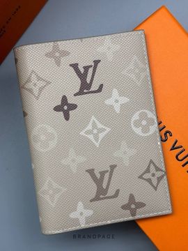 Обложка для паспорта светло-бежевая от Louis Vuitton BP5-701635