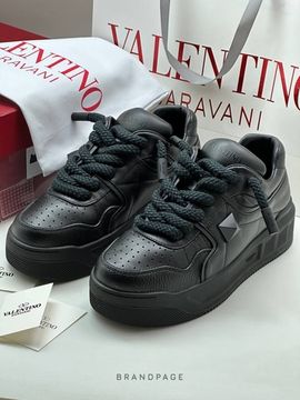 Кеды чёрные от Valentino One Stud XL BP5-457806