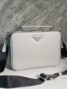Сумка-кроссбоди светло-серая с чёрным ремнём от Prada BP5-582491