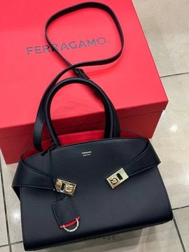 Сумка чёрная от Salvatore Ferragamo Hug BP5-546659