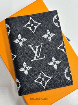 Обложка для паспорта чёрная с белым рисунком от Louis Vuitton BP5-266220