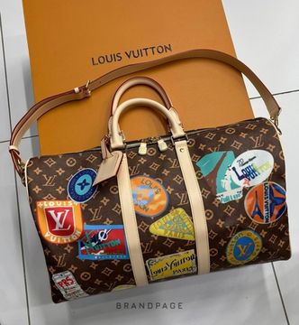 Дорожная сумка коричневая с разноцветным принтом и светлой отделкой от Louis Vuitton Keepall Bandoulière 50 BP5-108005