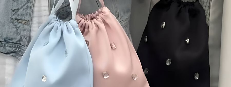 Пышный атлас, блеск страз и креатив: сумка-мешочек из коллаборации Nasspen × Novembre