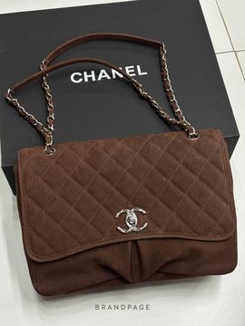 Сумка коричневая с серебристой фурнитурой от Chanel BP5-698093