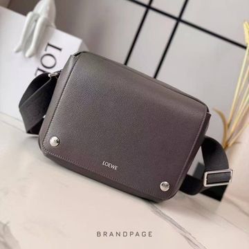 Сумка-мессенджер коричневая от Loewe Medium Pebble BP5-255431