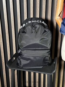 Рюкзак чёрный с тёмно-синими деталями от Balenciaga BP5-539594