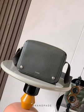 Сумка-мессенджер хаки от Loewe Medium Pebble BP5-515424