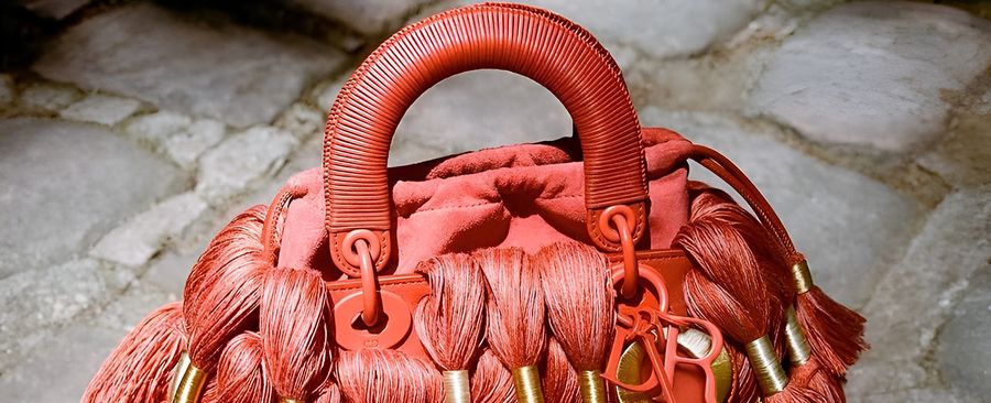 Пушистая сумка Dior: шедевр Джонатана Андерсона и Шейлы Хикс