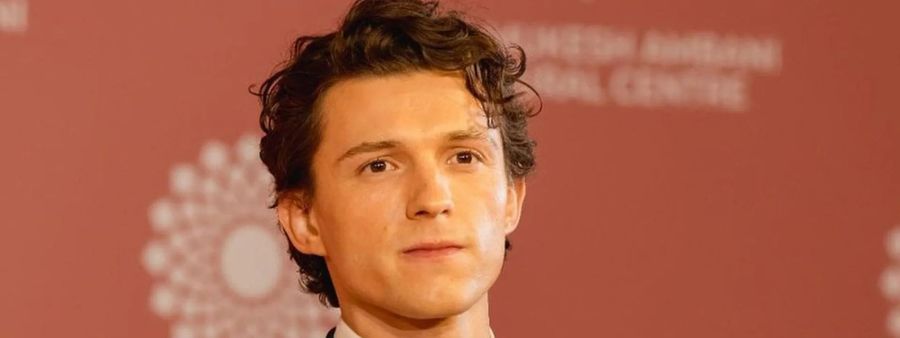 Том Холланд стал новым лицом аромата Prada Paradigme