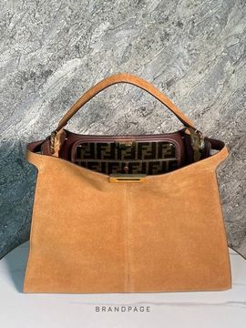 Сумка рыжая от Fendi Peekaboo BP5-884697