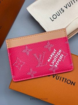 Картхолдер ярко-розовый с бежевой отделкой от Louis Vuitton BP5-352351
