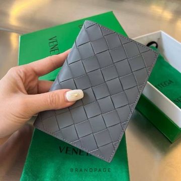Обложка для паспорта серая от Bottega Veneta BP5-132642