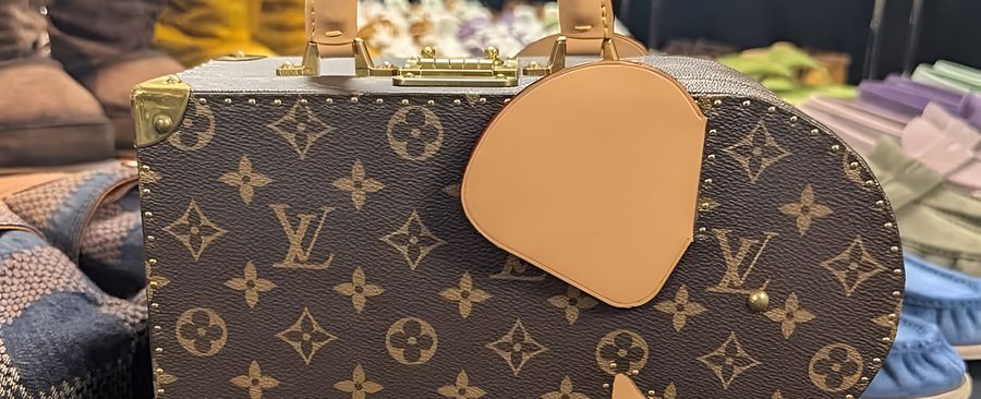 Слон как символ статуса: Louis Vuitton выпустили сумку в виде животного