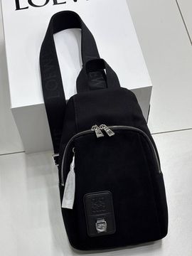 Сумка-слинг чёрная от Loewe BP5-094373