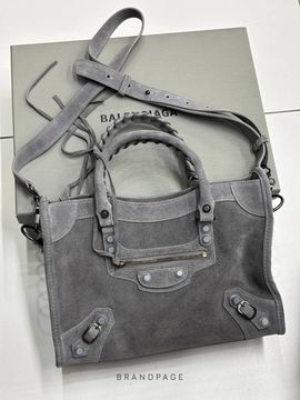 Сумка серая от Balenciaga Le City BP5-422757
