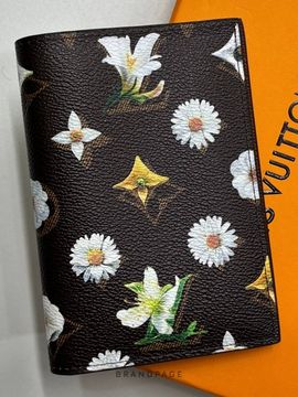 Обложка для паспорта тёмно-коричневая с цветочным принтом от Louis Vuitton BP5-648000