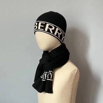 Комплект из шерсти шарф и шапка Burberry