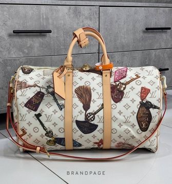 Дорожная сумка молочная с разноцветным принтом и бежевой отделкой от Louis Vuitton BP5-701946