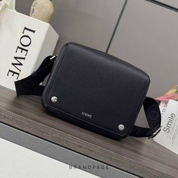 Сумка-мессенджер чёрная от Loewe Medium Pebble BP5-924861