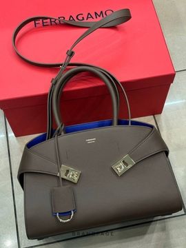 Сумка серо-коричневая с ярко-синей внутренней отделкой от Salvatore Ferragamo Hug BP5-594047