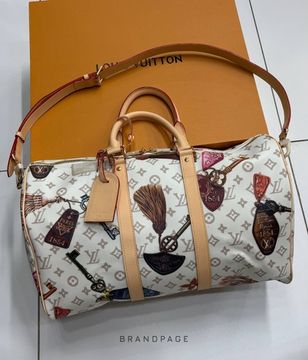 Дорожная сумка белая с разноцветным принтом и бежевой отделкой от Louis Vuitton Keepall Bandoulière 45 BP5-518071