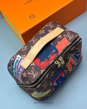 Косметичка коричневая с разноцветным принтом от Louis Vuitton BP5-233287