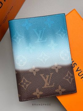 Обложка голубо-бело-коричневая от Louis Vuitton BP5-988610