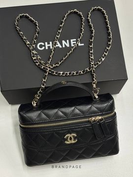 Сумка чёрная с золотистой фурнитурой от Chanel BP5-938225